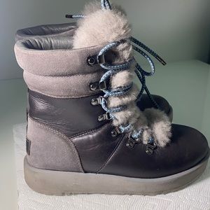 Winter boots size 5.5 brand UGG grey color.